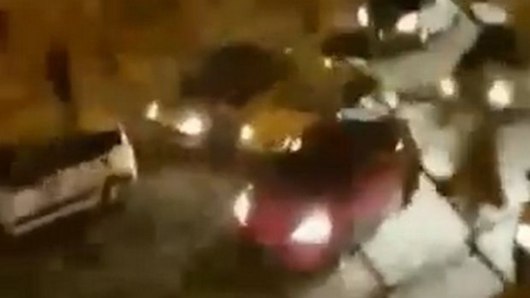 Η στιγμή της επίθεσης οπαδών της ΑΕΚ σε αυτοκίνητα οπαδών του Ολυμπιακού (vid)