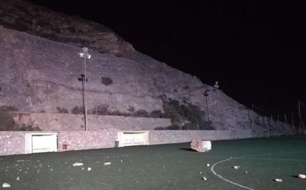 Κατολίσθηση στο γήπεδο της Άνω Σύρου – Έπεσε τεράστιος βράχος (vid)