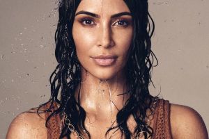 Αποκαλυπτική: Η Κim Kardashian με διχτυωτό φόρεμα στο εξώφυλλο της Vogue