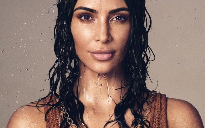 Αποκαλυπτική: Η Κim Kardashian με διχτυωτό φόρεμα στο εξώφυλλο της Vogue