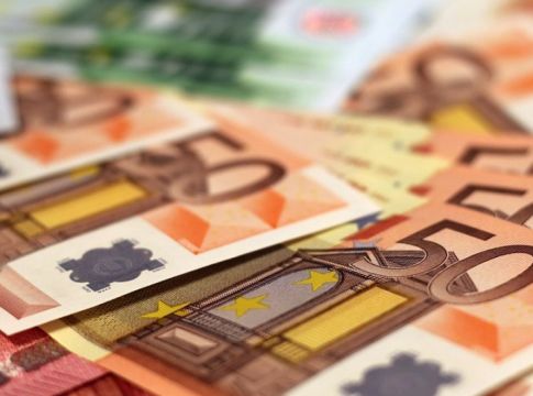 Πότε θα μπουν τα 700 ευρώ στους λογαριασμούς από το κοινωνικό μέρισμα