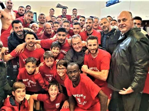 Αχιλλέα τι δουλειά είχες στα αποδυτήρια της ομάδας;