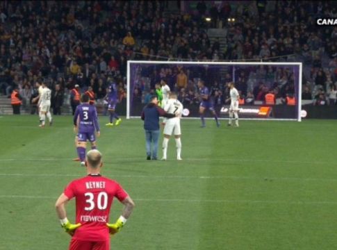 Εισέβαλε στο γήπεδο για μια selfie με τον Μπαπέ (vid)