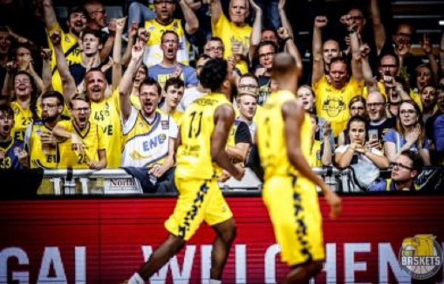 Τρέχει με… 100!