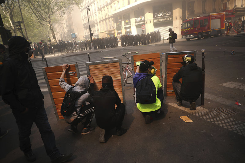 Χάος στο Παρίσι: Φωτιές, οδοφράγματα από τα κίτρινα γιλέκα (pics, vid)