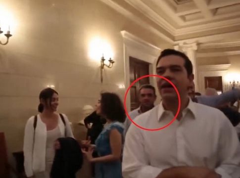 Πετσίτης παντού: Στο Μαξίμου με τον Τσίπρα το βράδυ του δημοψηφίσματος (vid & pics)