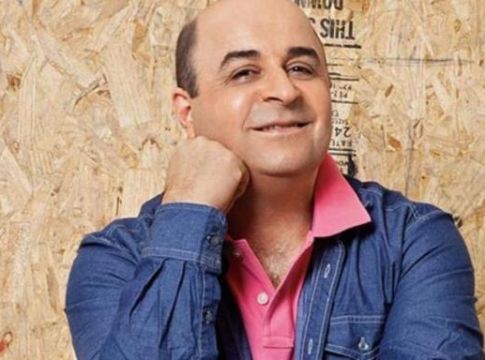 Μάρκος Σεφερλής : Δείτε τον να μπαίνει με το αυτοκίνητο στη σκηνή του «Δελφινάριου»