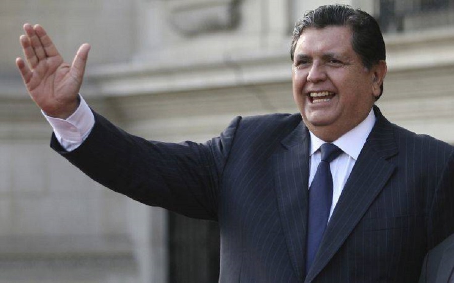 Πρώην πρόεδρος του Περού αυτοπυροβολήθηκε όταν πήγαν να τον συλλάβουν