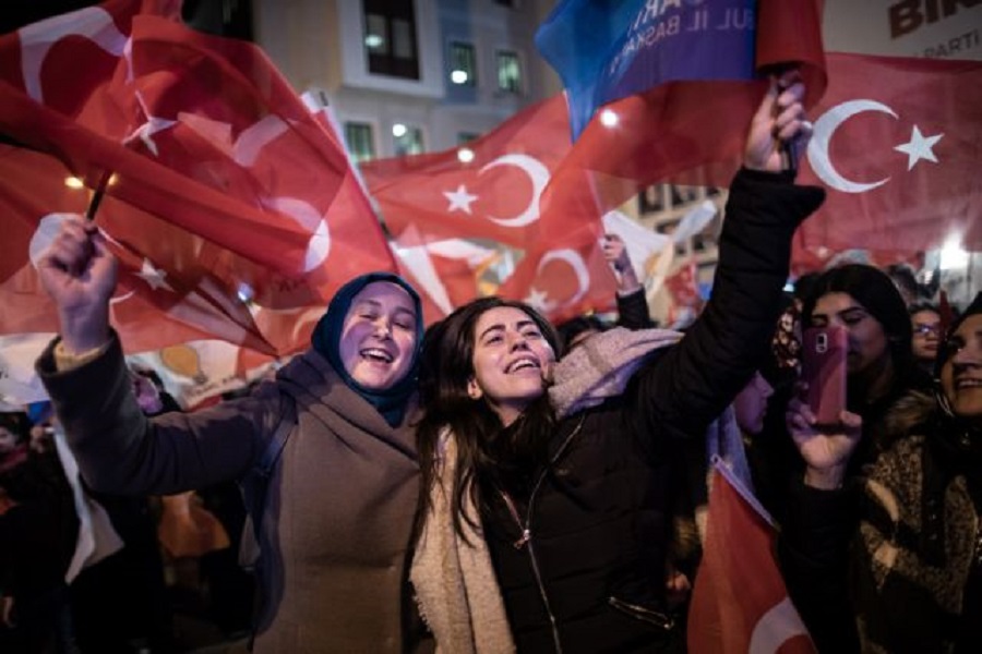 Σουρεαλιστικό σκηνικό στην Κωνσταντινούπολη: Δυο νικητές και… διάψευση Ερντογάν από τον εκπρόσωπό του