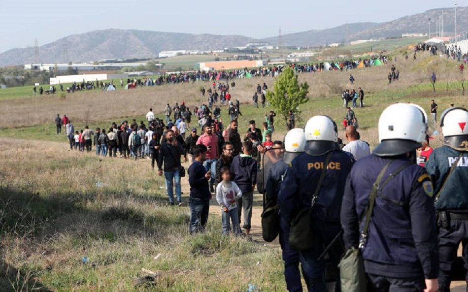 «Καραβάνι» εκατοντάδων προσφύγων στα Διαβατά, συμπλοκές με τα ΜΑΤ (pics)