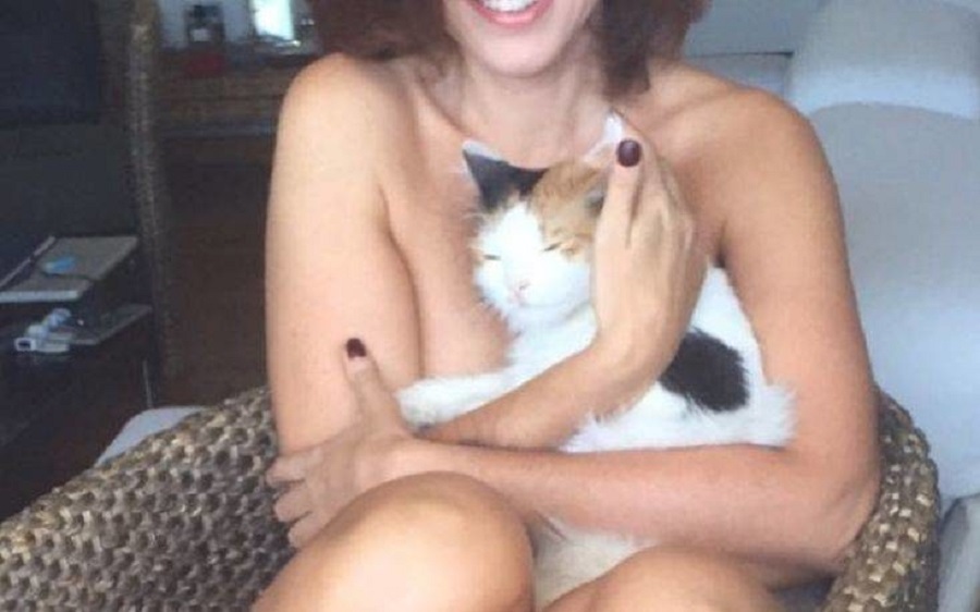 Γνωστή ηθοποιός ποζάρει γυμνή μαζί με τη γάτα της