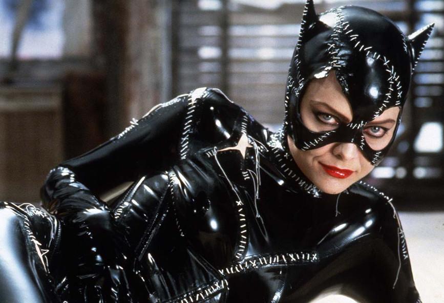 Mετά από 27 χρόνια η Michelle Pfeiffer βρήκε ξανά το μαστίγιο της Catwoman (vid)
