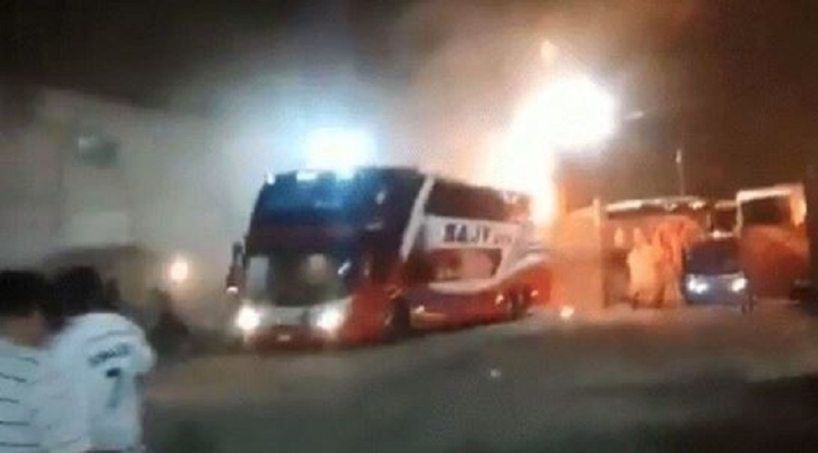 Σκηνές φρίκης σε φλεγόμενο λεωφορείο – 20 νεκροί (vid)