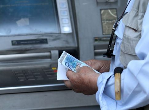 Ποιοι θα πάνε στα ΑΤΜ πριν από τις κάλπες – Οι πολίτες που θα ψηφίσουν με… γεμάτες τσέπες