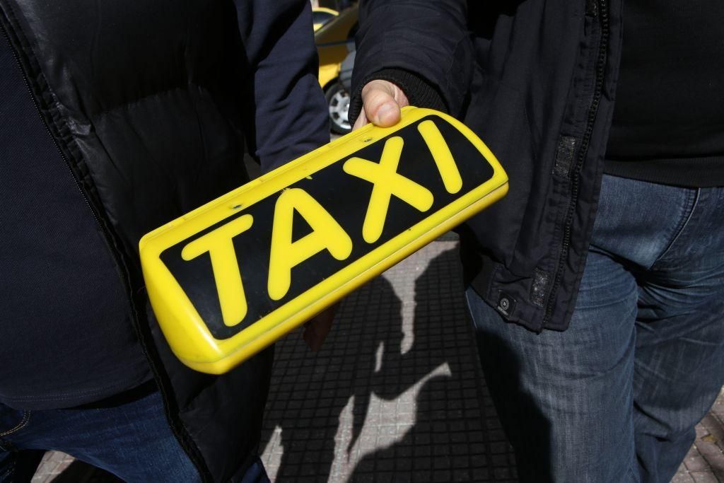 «Μάχη» με την τροπολογία για τα ταξί – Πανηγυρίζει ο Λυμπερόπουλος