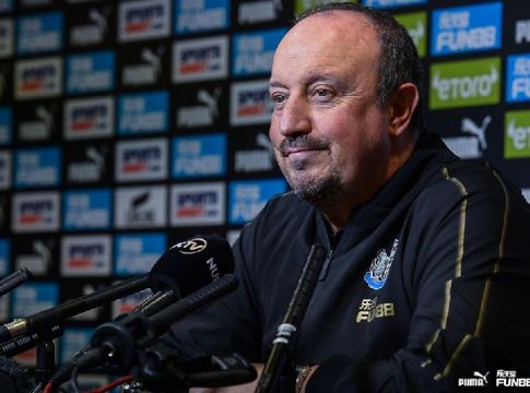 Μπενίτεθ: «Είμαστε επαγγελματίες, πρέπει να κάνουμε τη δουλειά μας κόντρα στη Λίβερπουλ»