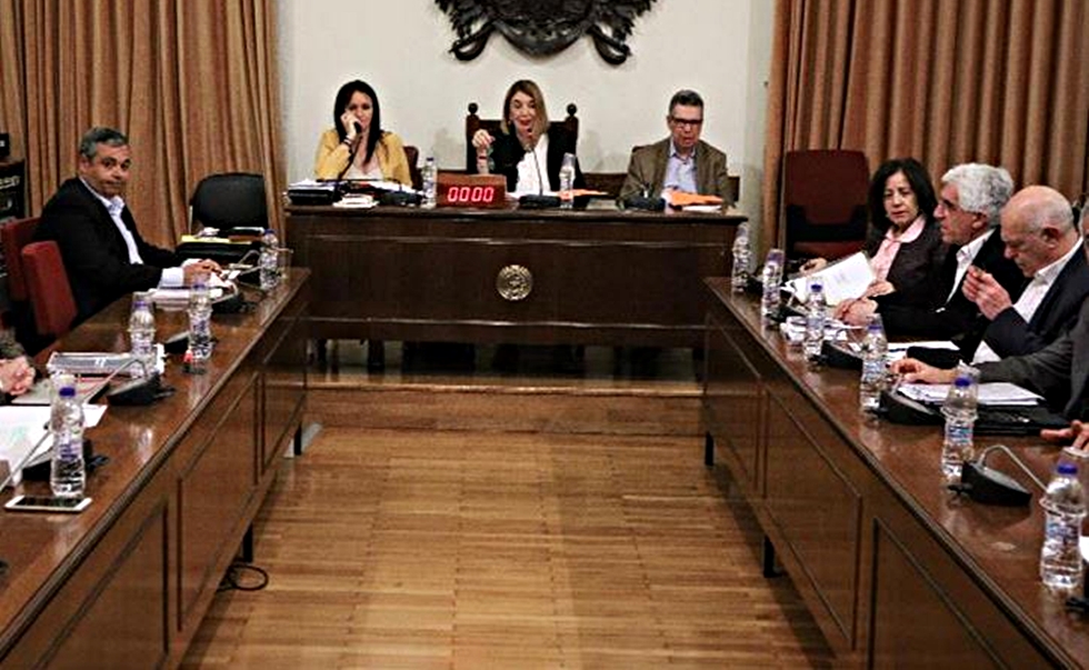 Ένταση για την υπόθεση Πετσίτη στην Επιτροπή της Βουλής