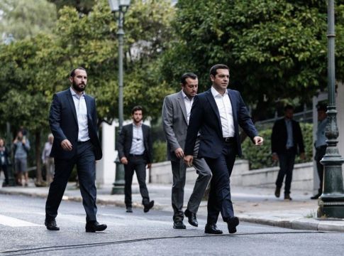 Βέρτιγκο στο Μαξίμου: Αλλαξαν τροπάρι και τώρα λένε ότι φταίει η… υπερφορολόγηση της μεσαίας τάξης