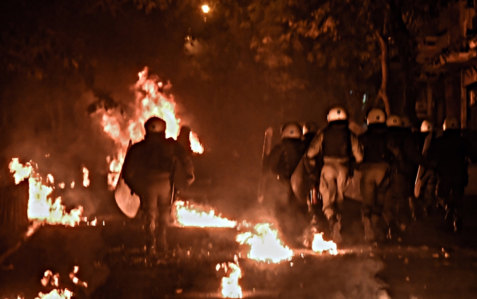 Επίθεση με μολότοφ κατά των ΜΑΤ στα Εξάρχεια