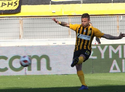 Καθυστέρηση για τις υπογραφές με Μαρτίνες