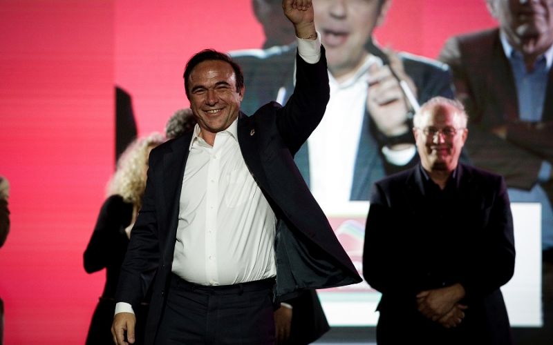 Ο Μίστερ Μάνος, ο Πέτρος Κόκκαλης και οι πατσαβούρες