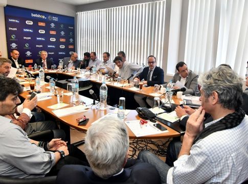 Τέσσερις ώρες μίας απέραντης παρωδίας