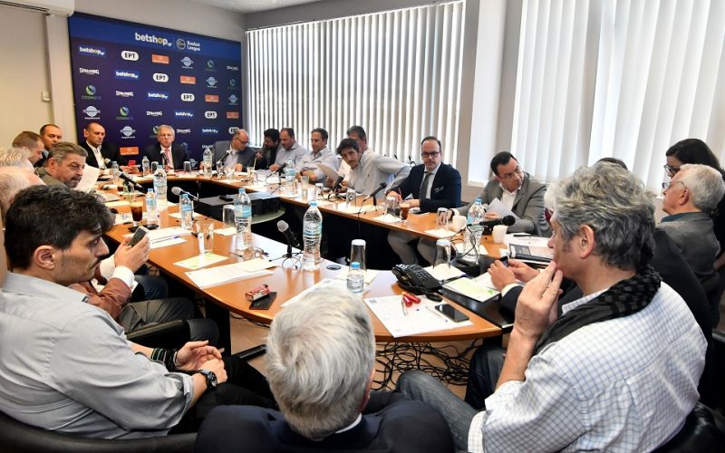 Η αγωνία στο κατακόρυφο: Τέλος η σύσκεψη