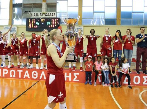 Ολυμπιακός: Η απονομή στις πρωταθλήτριες και οι πανηγυρισμοί (vid)