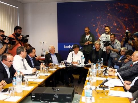 Εγκρίθηκε με 14-0 η πρόταση για 16 ομάδες του Λαυρίου