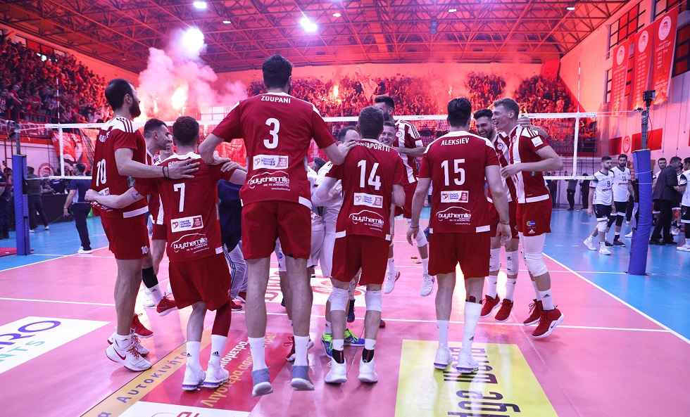 Ο νικητήριος πόντος, οι πανηγυρισμοί στου Ρέντη και η απονομή στον Αυτοκράτορα (vids)