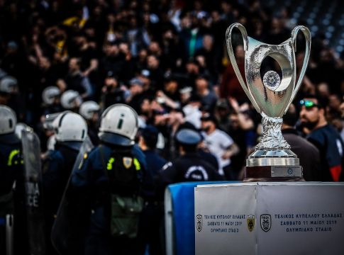 Πέφτει ξύλο στο ΟΑΚΑ (vid)