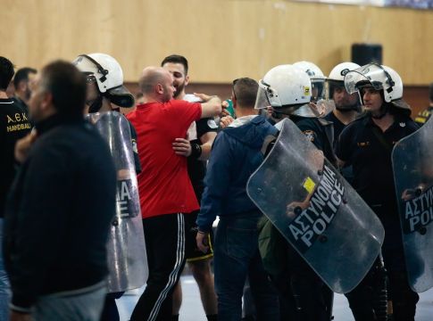 Ένταση στο ΟΑΚΑ μετά το ΑΕΚ – Ολυμπιακός (pics)