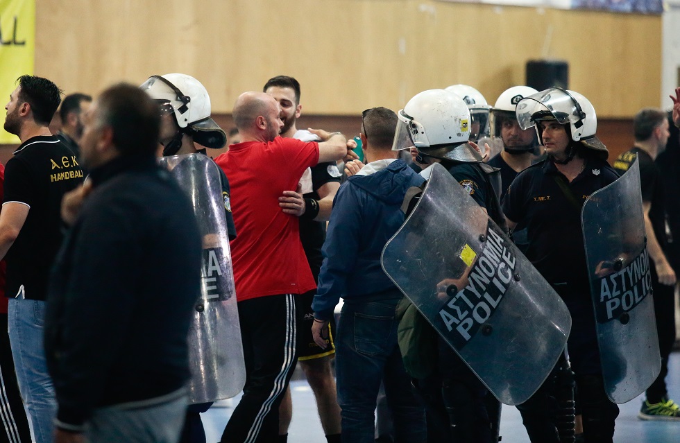 Ένταση στο ΟΑΚΑ μετά το ΑΕΚ – Ολυμπιακός (pics)