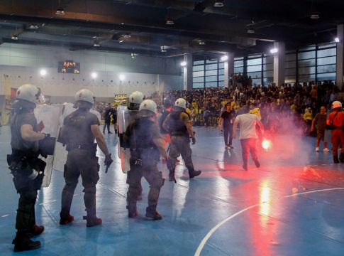 ΑΕΚ-Ολυμπιακός: Οι διαιτητές ζήτησαν την εκκένωση του γηπέδου