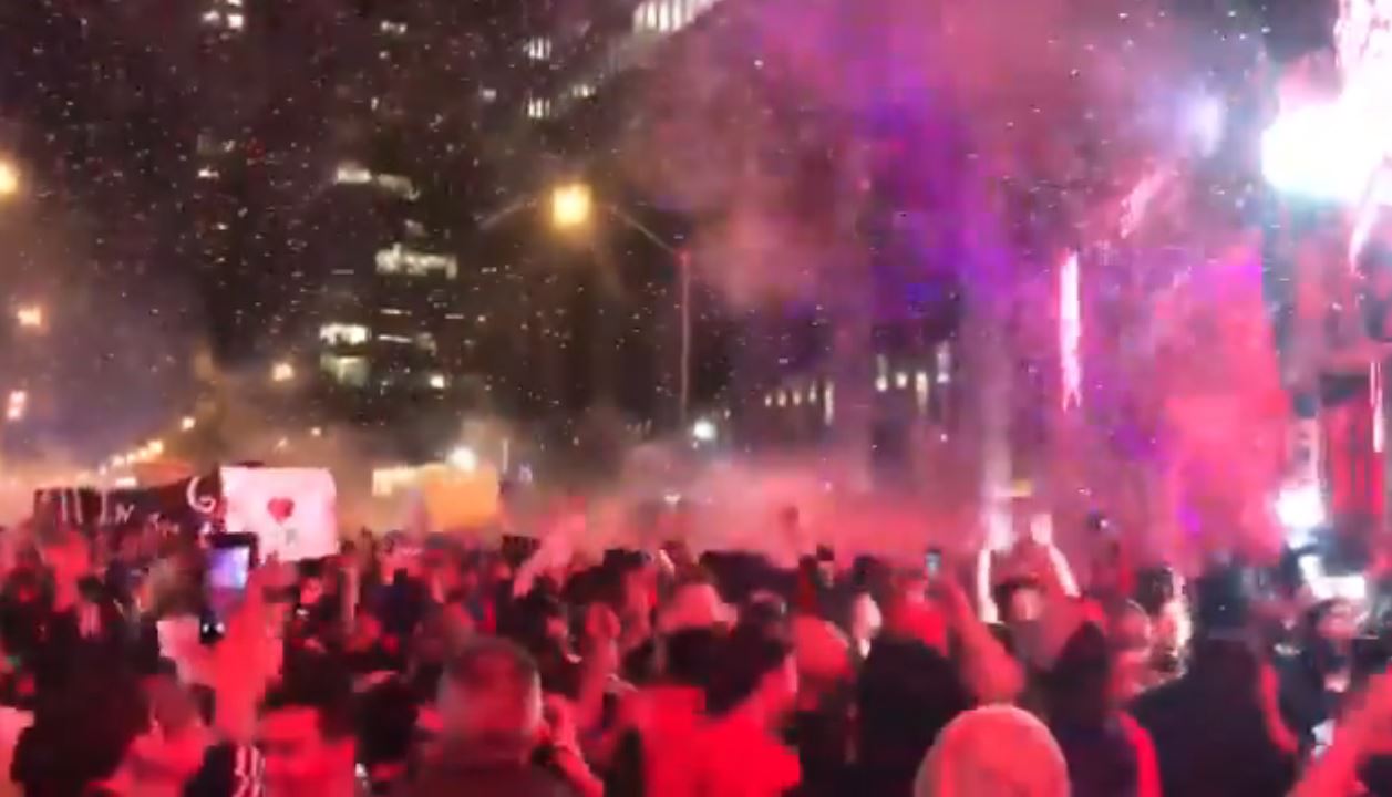 Έξαλλοι πανηγυρισμοί και καπνογόνα στο Τορόντο (vids)