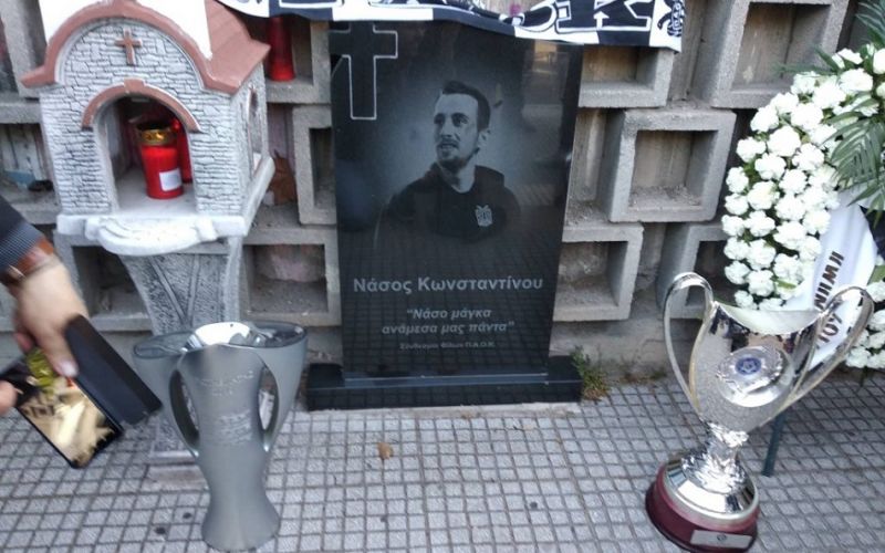 ΠΑΟΚ: Τα τρόπαια στο μνημείο του αδικοχαμένου Νάσου