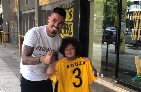 Σπουδαία στιγμή: Ο Ούγκο Σόουζα βρήκε τον μικρό οπαδό του Άρη που αναζητούσε (vid+pic)