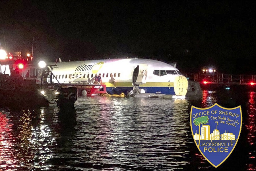 Τρόμος για 143 επιβάτες Boeing 737: Ξέφυγε από το διάδρομο προσγείωσης και κατέληξε στο ποτάμι