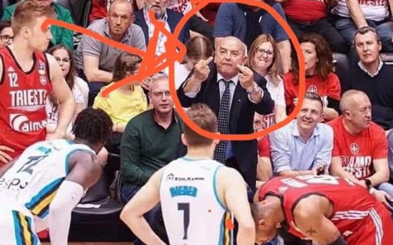 Ντροπιαστικές εικόνες σε αγώνα μπάσκετ από τον Δήμαρχο της Τεργέστης (pic)