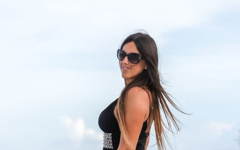 Η Κλαούντια Ρομάνι… ξαναχτύπησε με κατακόκκινο μπικίνι