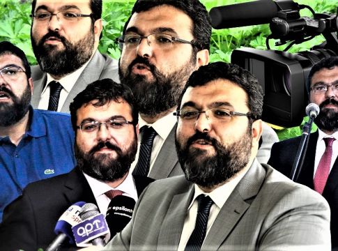 Διαβάζει βουλωμένο γράμμα