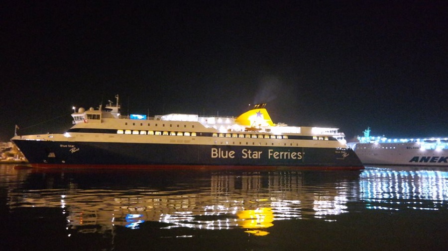 Στον Πειραιά επιστρέφει το Blue Star Paros λόγω μηχανικής βλάβης