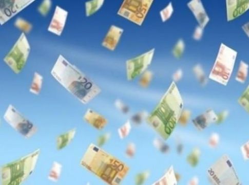 Μοιράζουν λεφτά όπως μπορούν: Επιστροφή φόρου σε χιλιάδες δικαιούχους πριν τη κάλπη