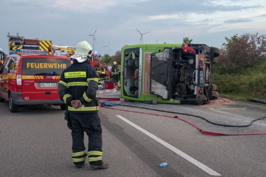 Φοβερό τροχαίο στη Γερμανία με έναν νεκρό και πάνω από 60 τραυματίες