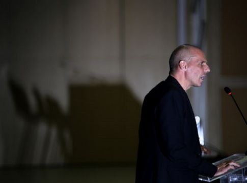Βαρουφάκης : Εμβολιάζεται αύριο στον «Ευαγγελισμό»