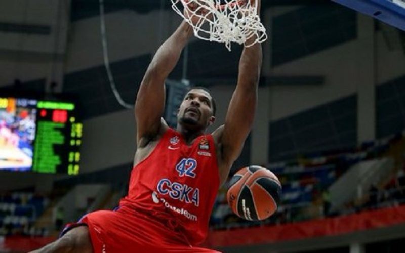 Ο Κάιλ Χάινς στο στόχαστρο του Έτορε Μεσίνα και της Αρμάνι