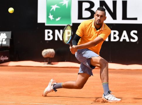 Τρελάθηκε ο Κύργιος: Εβρισε τους θεατές, πέταξε καρέκλα και αποβλήθηκε! (vids)