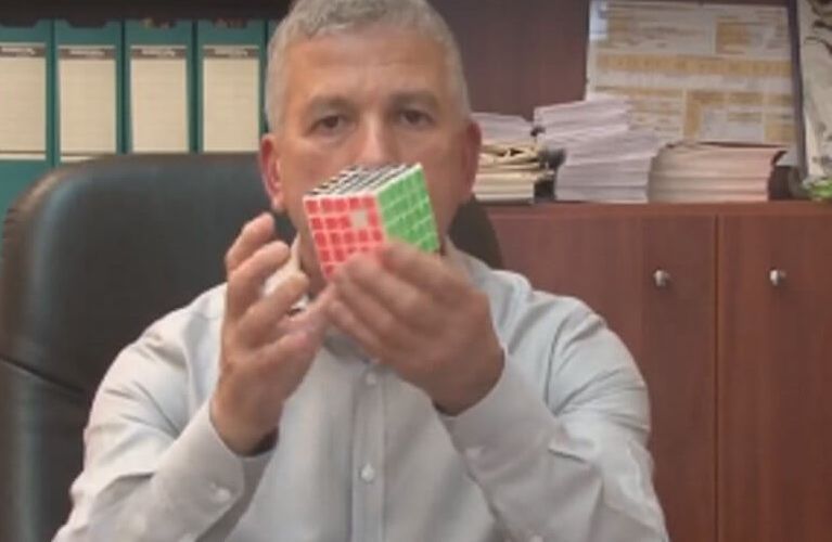 Υποψήφιος δημοτικός σύμβουλος «λύνει» έτοιμο κύβο του Ρούμπικ