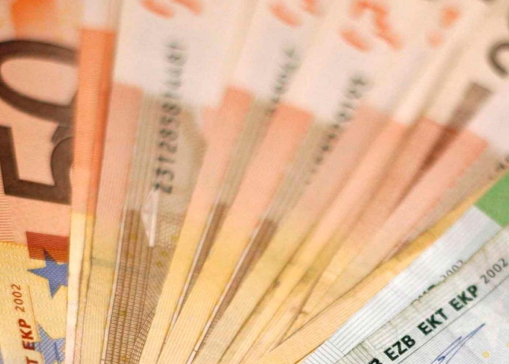Επίδομα 800 ευρώ: Οι νέες κατηγορίες που εντάχθηκαν – Πότε υποβάλλονται οι αιτήσεις