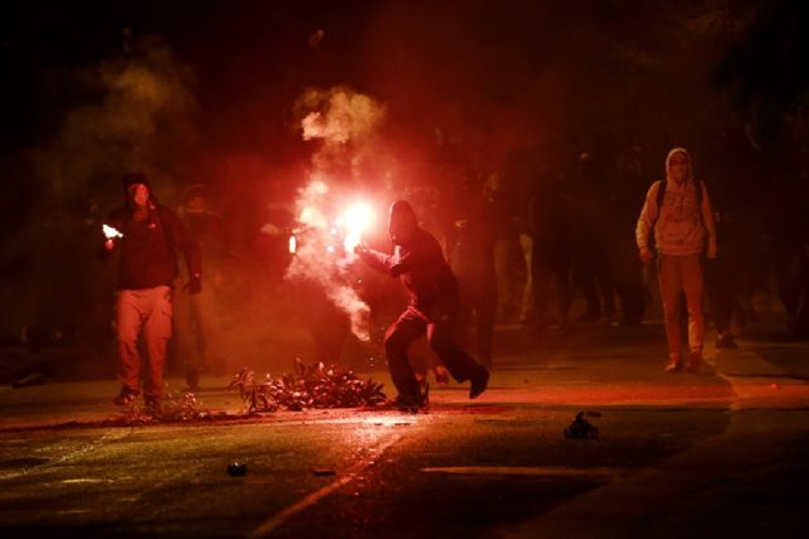 Μπαράζ επιθέσεων με μολότοφ τη νύχτα στα Εξάρχεια